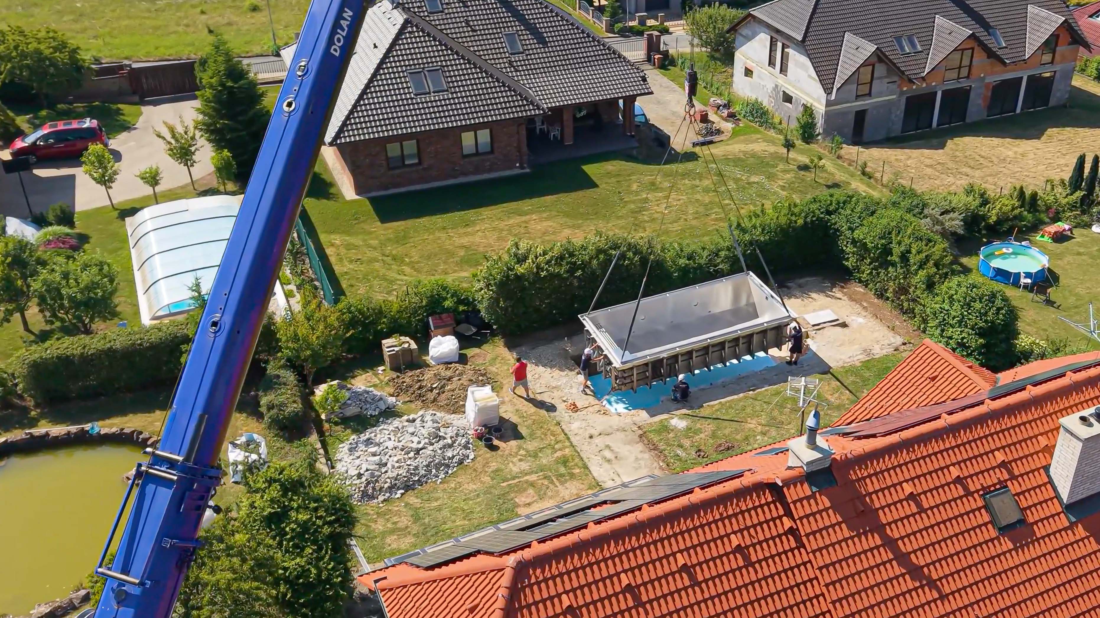 Realizace bazénu Almark — výkopové práce na zahradě